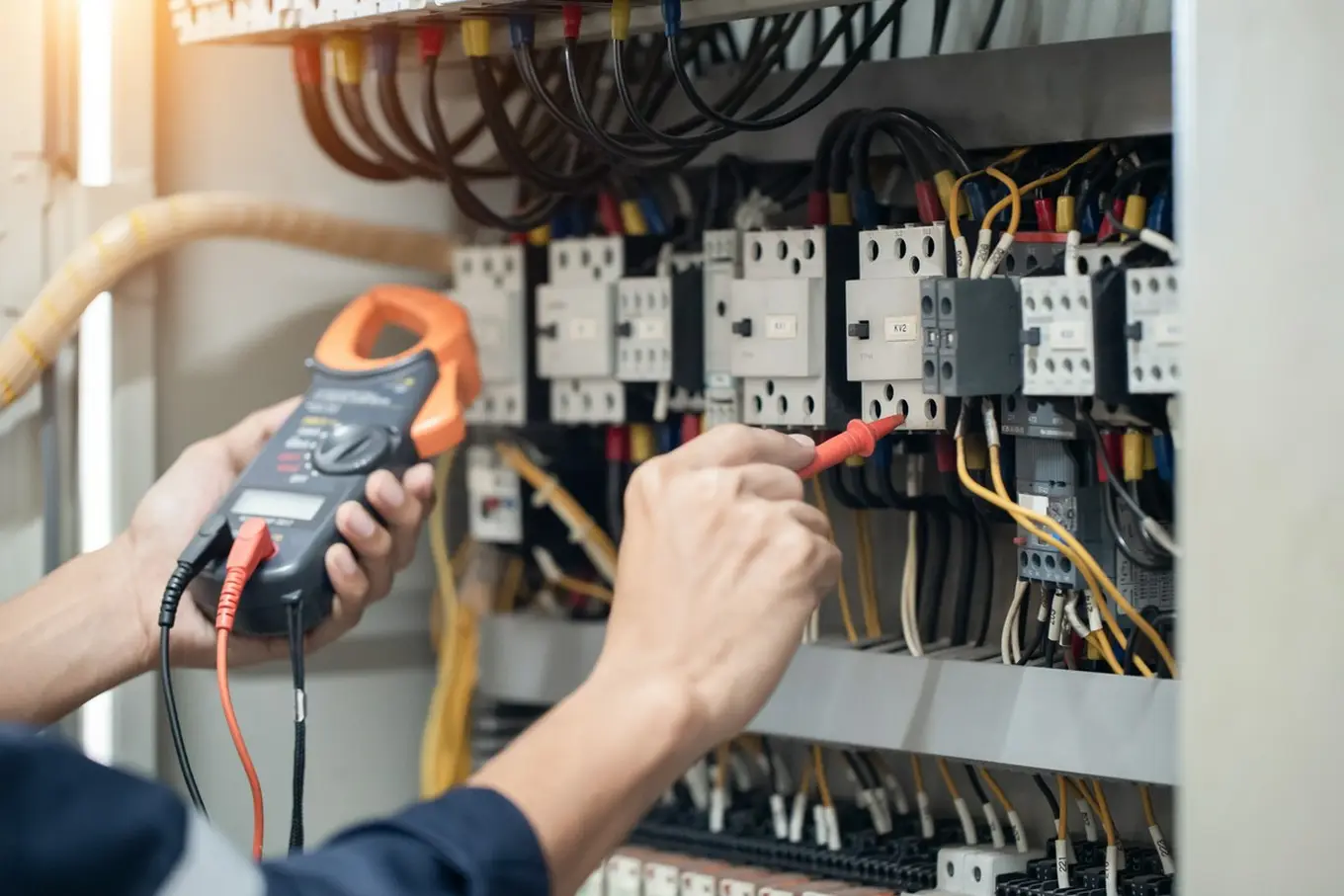 elektryk sprawdza instalację